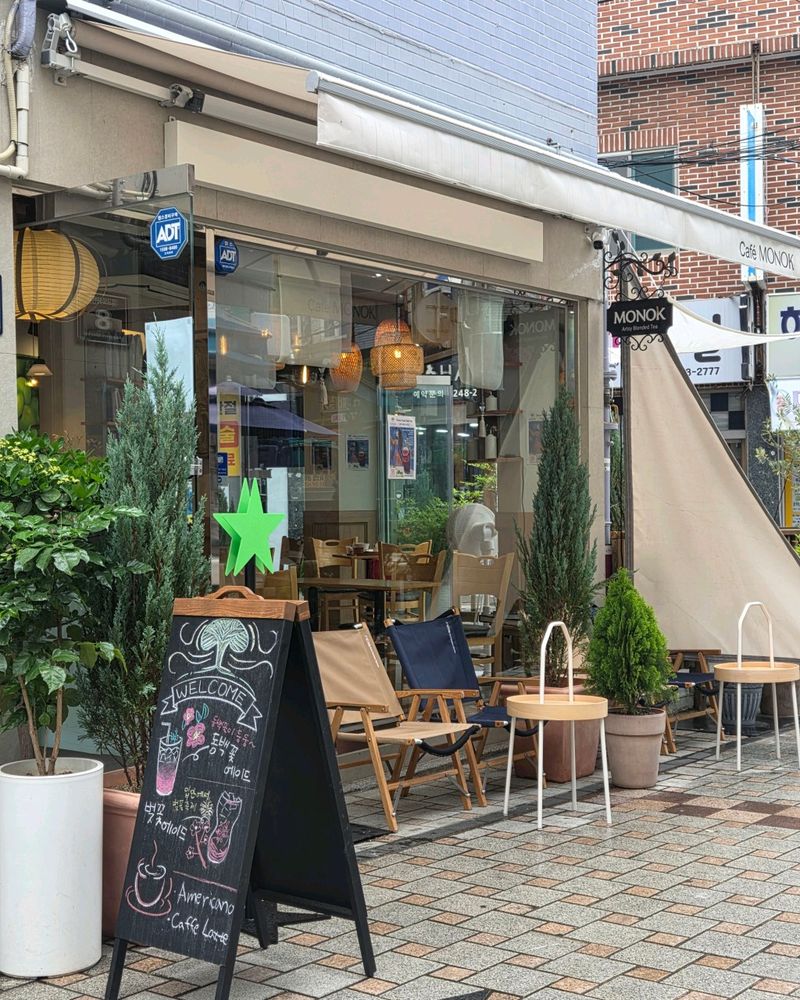 Cafe Monok