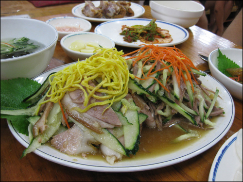 Ensalada fría de manitas de cerdo de Busan Jokbal
