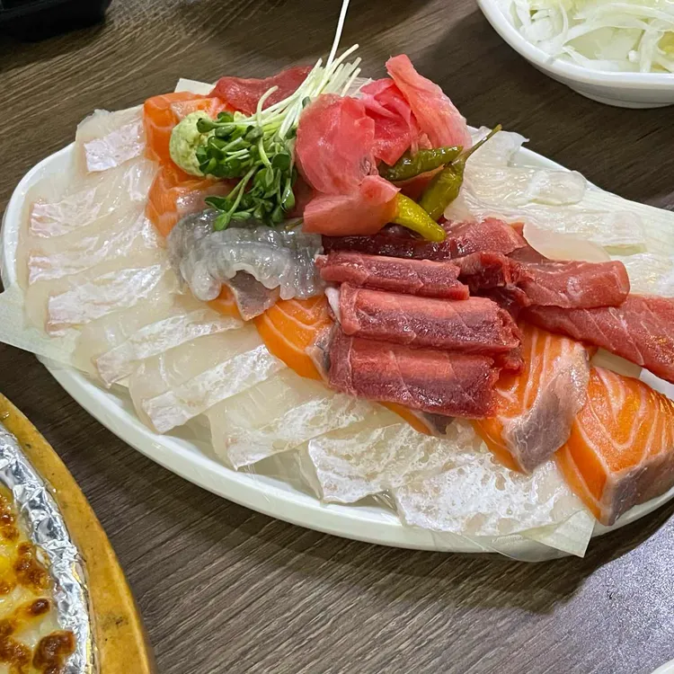 Pescado crudo de Daebak Hoetjip